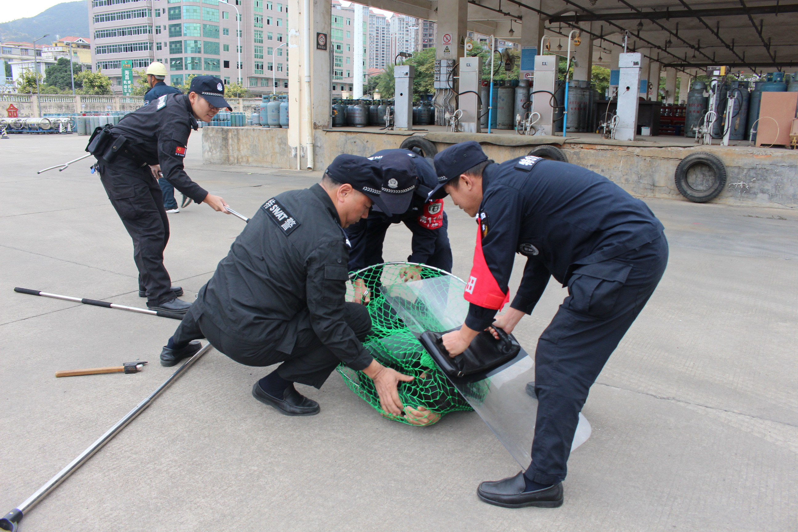 4、特警制服歹徒.JPG